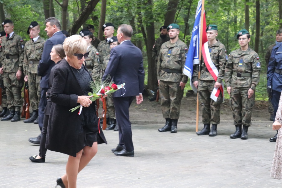 „Z wielką czcią pochylamy dziś głowy przed wszystkimi, którzy stanęli do walki w godzinach próby”