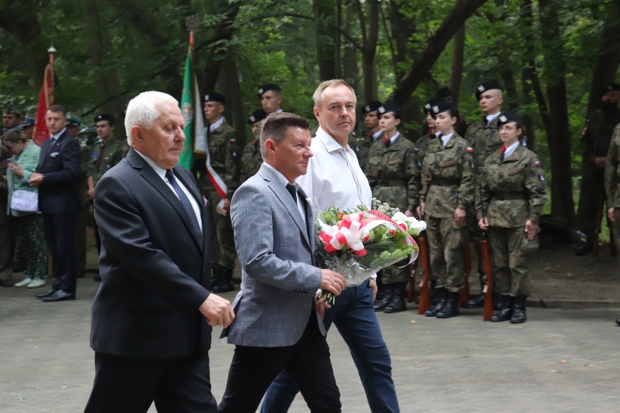„Z wielką czcią pochylamy dziś głowy przed wszystkimi, którzy stanęli do walki w godzinach próby”