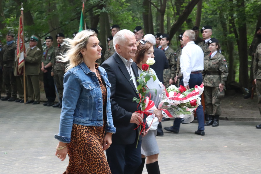 „Z wielką czcią pochylamy dziś głowy przed wszystkimi, którzy stanęli do walki w godzinach próby”