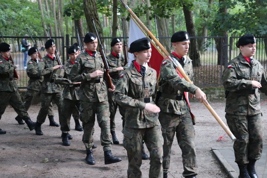 „Z wielką czcią pochylamy dziś głowy przed wszystkimi, którzy stanęli do walki w godzinach próby”