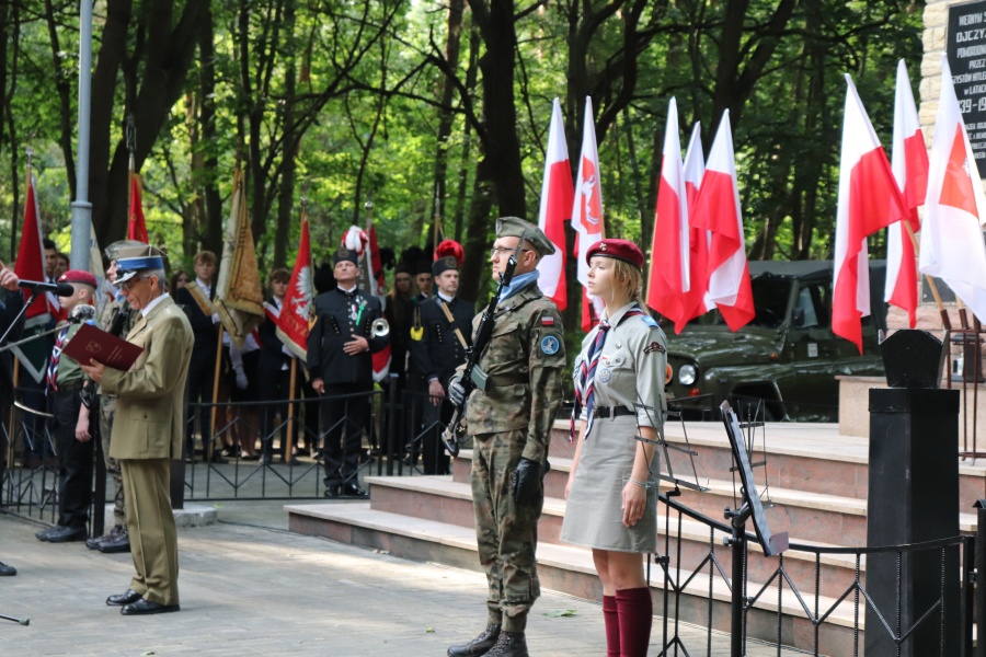 „Z wielką czcią pochylamy dziś głowy przed wszystkimi, którzy stanęli do walki w godzinach próby”