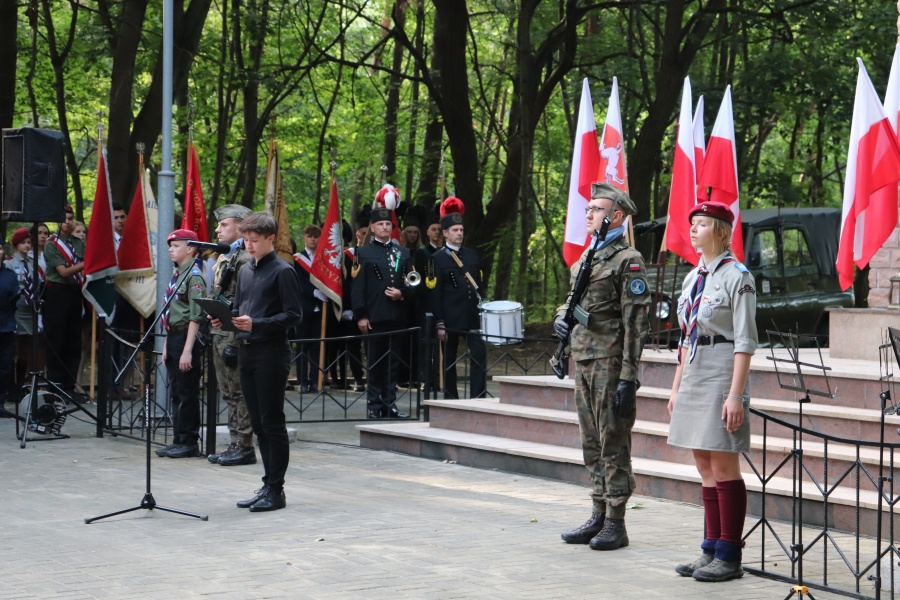 „Z wielką czcią pochylamy dziś głowy przed wszystkimi, którzy stanęli do walki w godzinach próby”