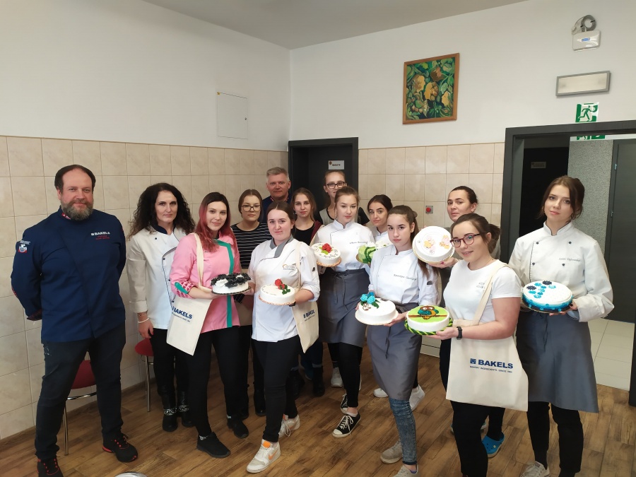 Szkolenia i warsztaty dla uczniów. Dekorowali torty, uczyli się sztuki barmańskiej