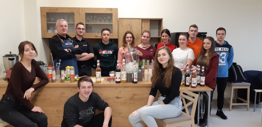 Szkolenia i warsztaty dla uczniów. Dekorowali torty, uczyli się sztuki barmańskiej