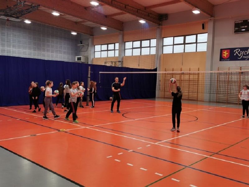 Kino, zabawy, kręgle i sport. Takie atrakcje czekają na dzieci w ferie