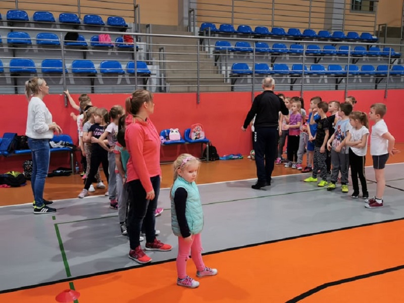 Kino, zabawy, kręgle i sport. Takie atrakcje czekają na dzieci w ferie