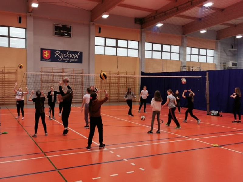 Kino, zabawy, kręgle i sport. Takie atrakcje czekają na dzieci w ferie