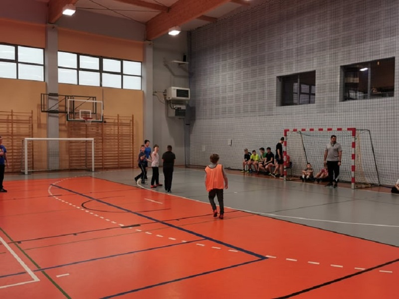 Kino, zabawy, kręgle i sport. Takie atrakcje czekają na dzieci w ferie