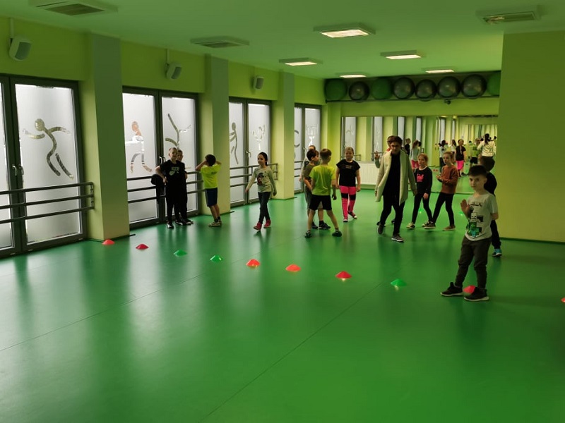Kino, zabawy, kręgle i sport. Takie atrakcje czekają na dzieci w ferie