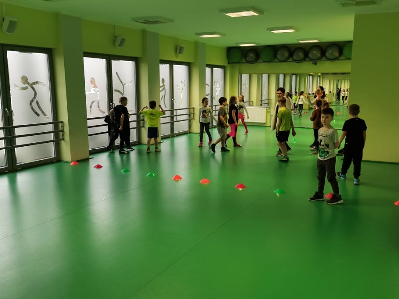 Kino, zabawy, kręgle i sport. Takie atrakcje czekają na dzieci w ferie