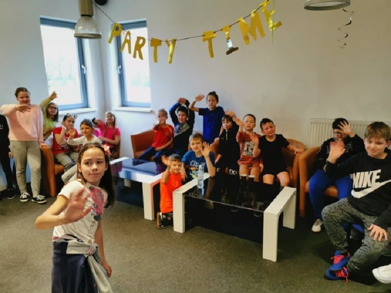Kino, zabawy, kręgle i sport. Takie atrakcje czekają na dzieci w ferie