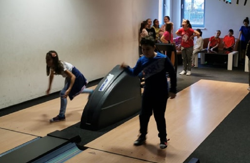 Kino, zabawy, kręgle i sport. Takie atrakcje czekają na dzieci w ferie