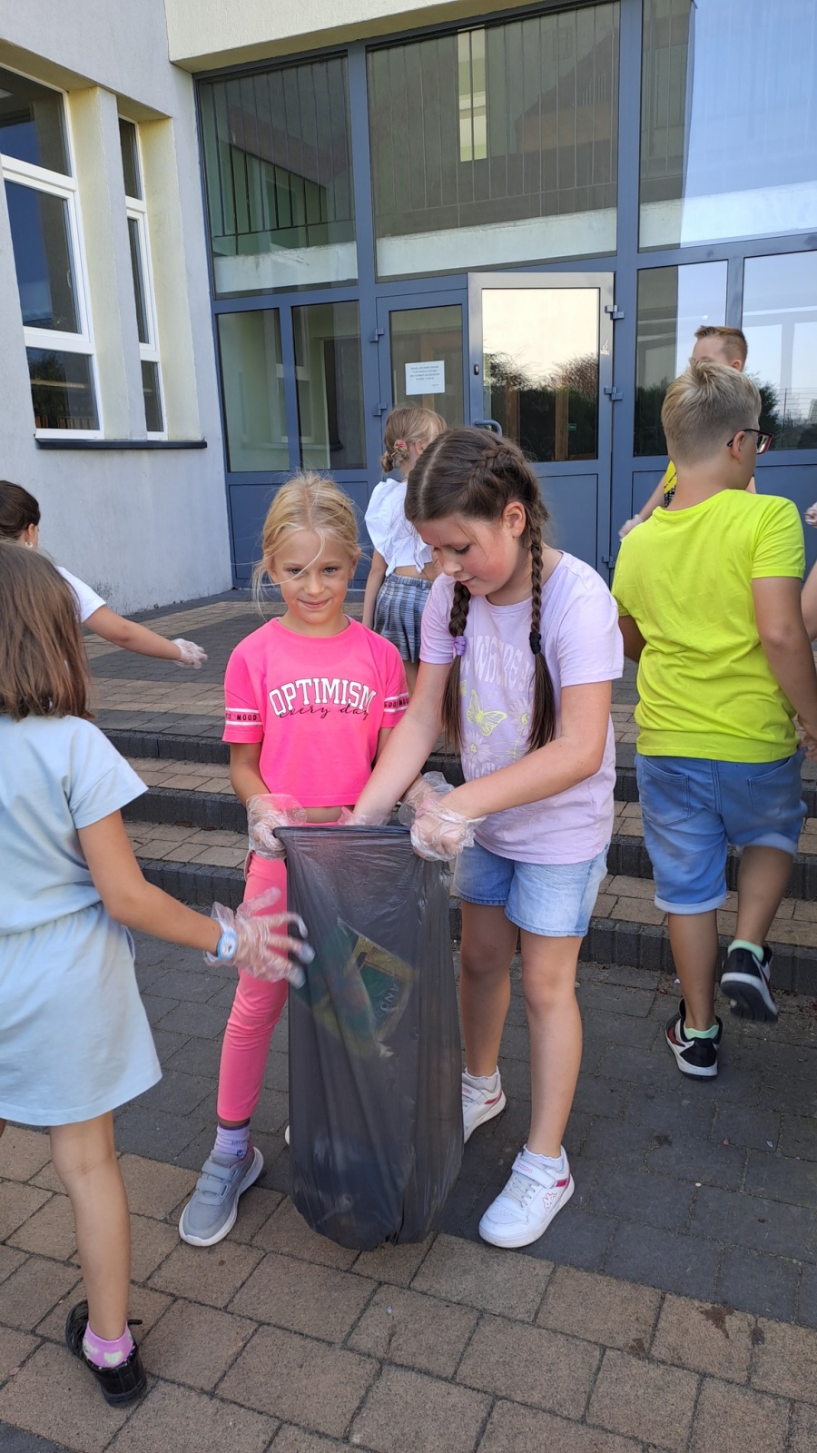 Śmieciowa akcja uczniów piątki