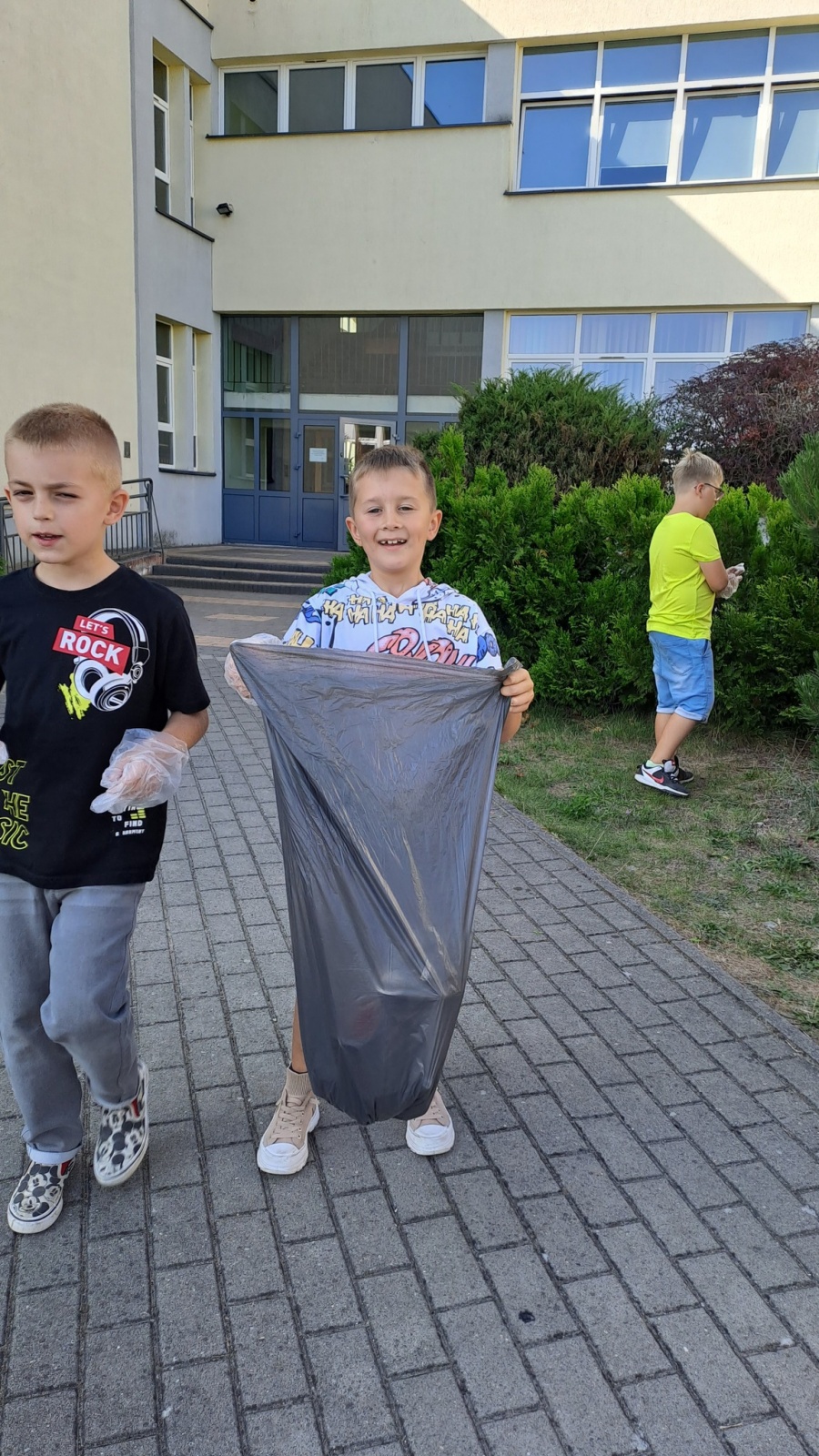 Śmieciowa akcja uczniów piątki