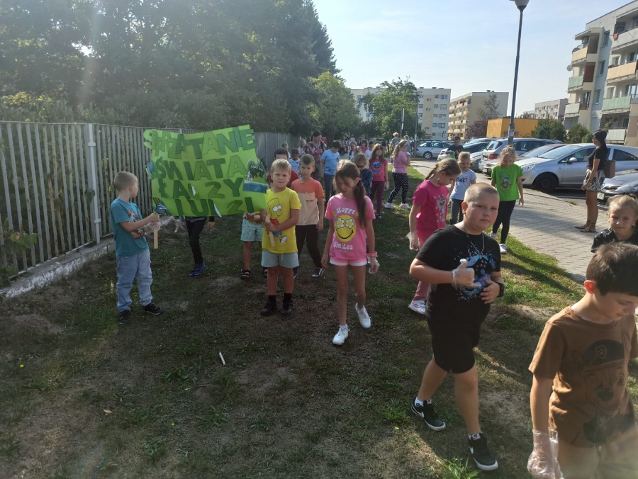 Śmieciowa akcja uczniów piątki