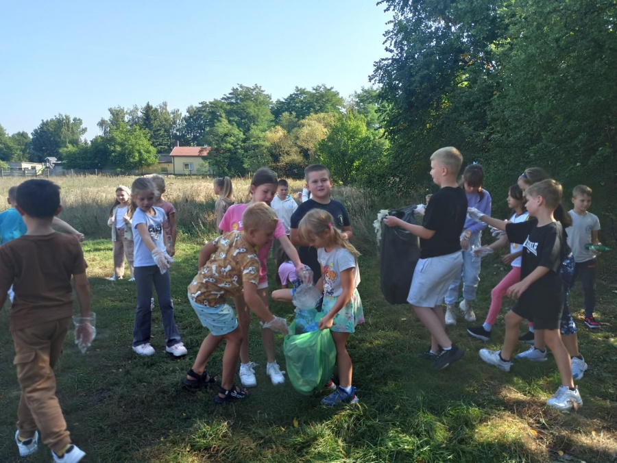 Śmieciowa akcja uczniów piątki