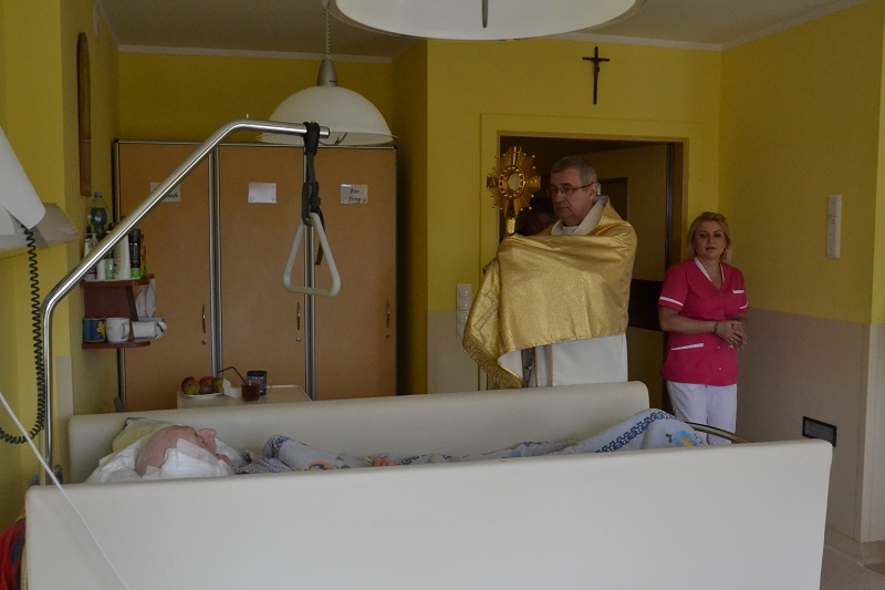 Pacjenci otrzymali serca. Msza w hospicjum z okazji Światowego Dnia Chorego