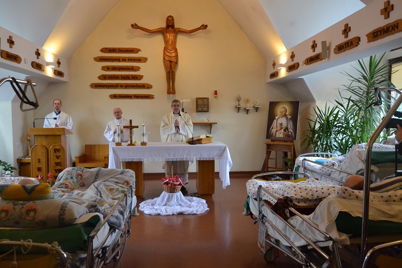Pacjenci otrzymali serca. Msza w hospicjum z okazji Światowego Dnia Chorego