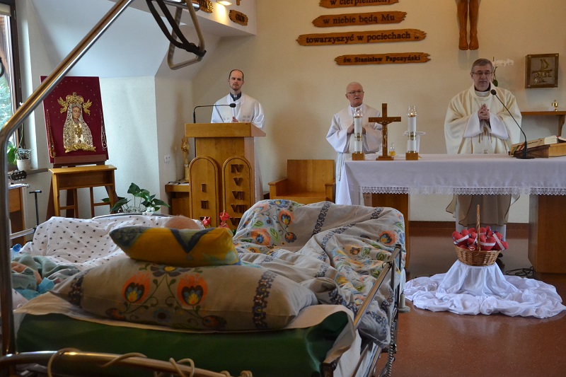 Pacjenci otrzymali serca. Msza w hospicjum z okazji Światowego Dnia Chorego