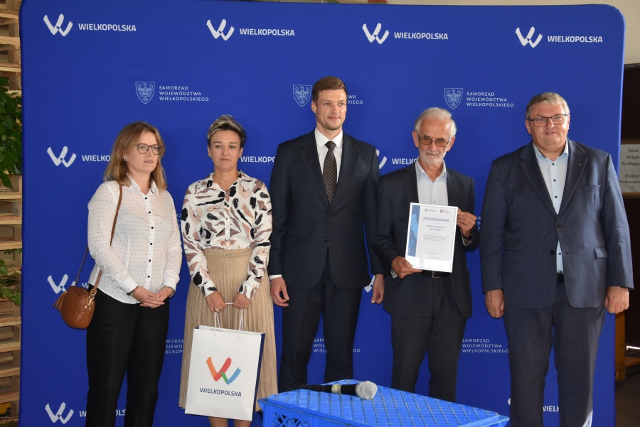 Zamiast wyrzucać do śmieci, z czerstwego chleba można zrobić pyszną tartę