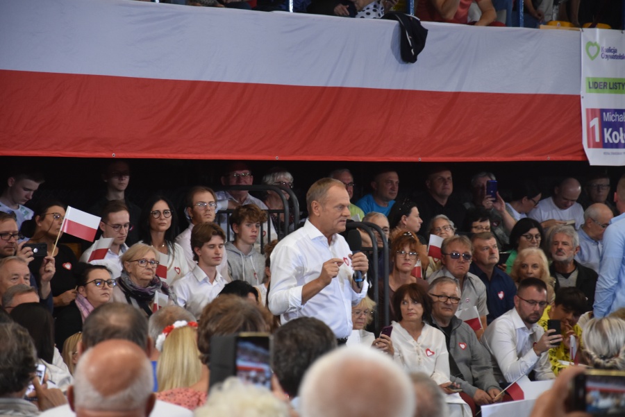 W Koninie 9-latka ze łzami w oczach do Donalda Tuska: „czy po 15 października będę żyła w bezpiecznym i szczęśliwym kraju?”