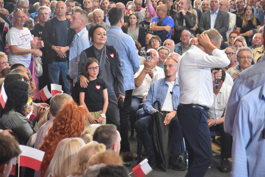 W Koninie 9-latka ze łzami w oczach do Donalda Tuska: „czy po 15 października będę żyła w bezpiecznym i szczęśliwym kraju?”