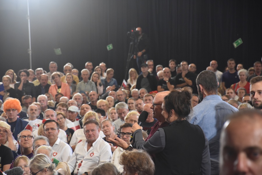 W Koninie 9-latka ze łzami w oczach do Donalda Tuska: „czy po 15 października będę żyła w bezpiecznym i szczęśliwym kraju?”