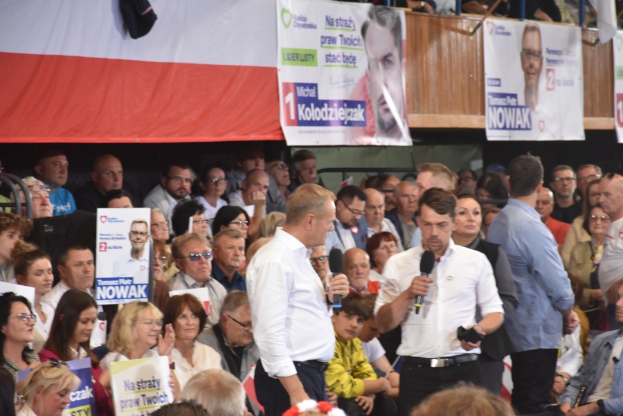 W Koninie 9-latka ze łzami w oczach do Donalda Tuska: „czy po 15 października będę żyła w bezpiecznym i szczęśliwym kraju?”