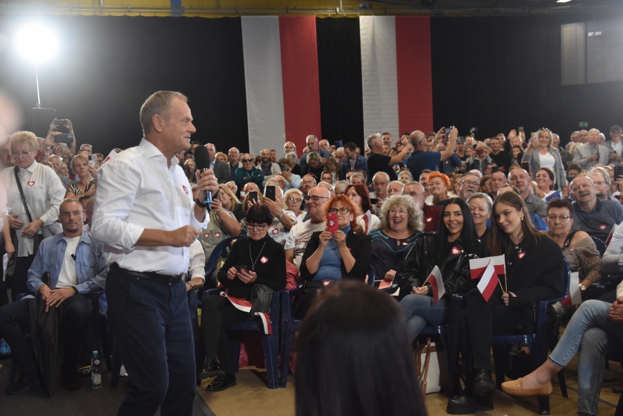 W Koninie 9-latka ze łzami w oczach do Donalda Tuska: „czy po 15 października będę żyła w bezpiecznym i szczęśliwym kraju?”