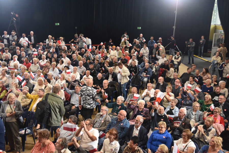 W Koninie 9-latka ze łzami w oczach do Donalda Tuska: „czy po 15 października będę żyła w bezpiecznym i szczęśliwym kraju?”