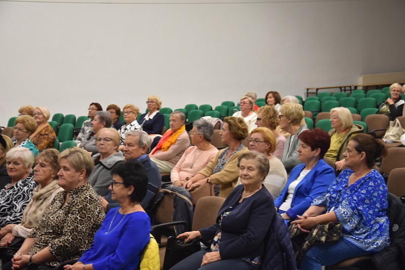 „Uczmy się tańczyć w deszczu”. Koniński Uniwersytet Trzeciego Wieku zainaugurował rok akademicki