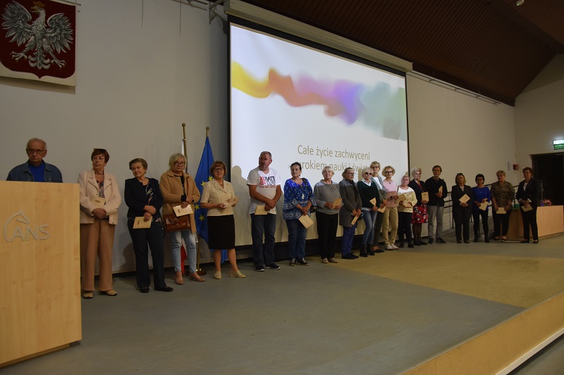 „Uczmy się tańczyć w deszczu”. Koniński Uniwersytet Trzeciego Wieku zainaugurował rok akademicki