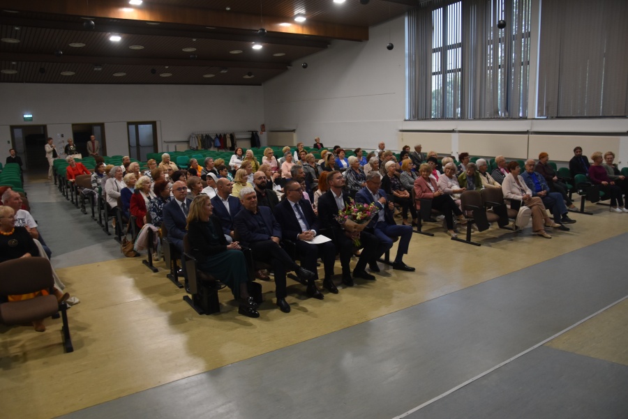 „Uczmy się tańczyć w deszczu”. Koniński Uniwersytet Trzeciego Wieku zainaugurował rok akademicki