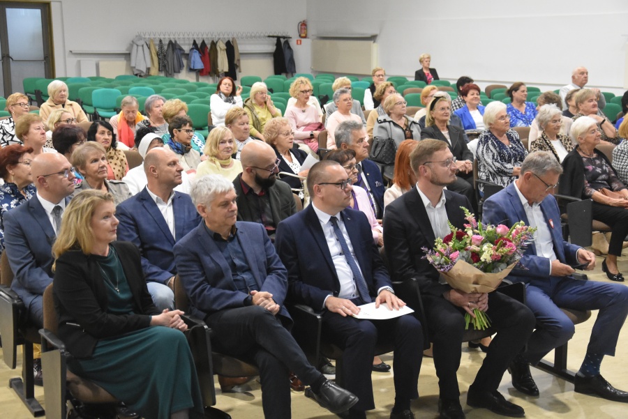 „Uczmy się tańczyć w deszczu”. Koniński Uniwersytet Trzeciego Wieku zainaugurował rok akademicki