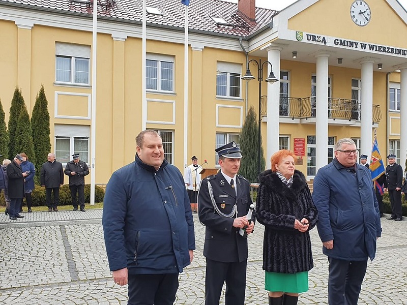 Matką chrzestną została przewodnicząca rady. To pierwszy nowy wóz strażacki w gminie