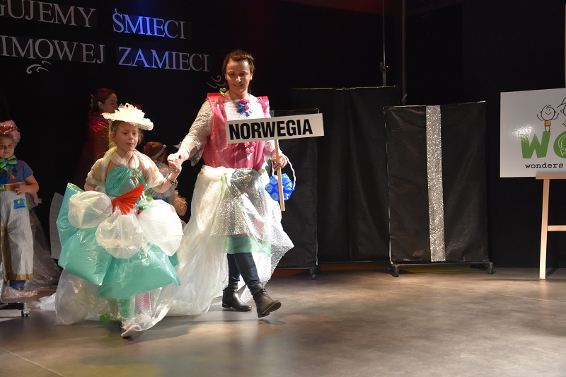 „Możesz dbać o cały świat, chociaż masz niewiele lat”. Międzynarodowy pokaz mody