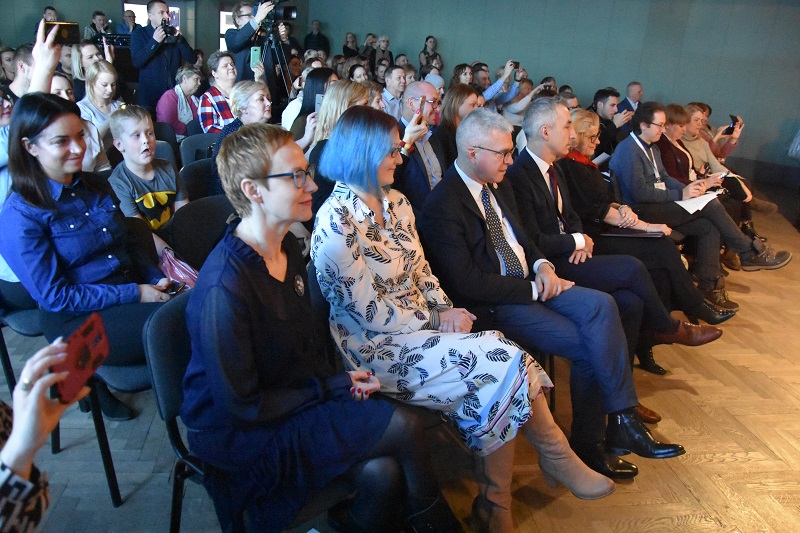 „Możesz dbać o cały świat, chociaż masz niewiele lat”. Międzynarodowy pokaz mody