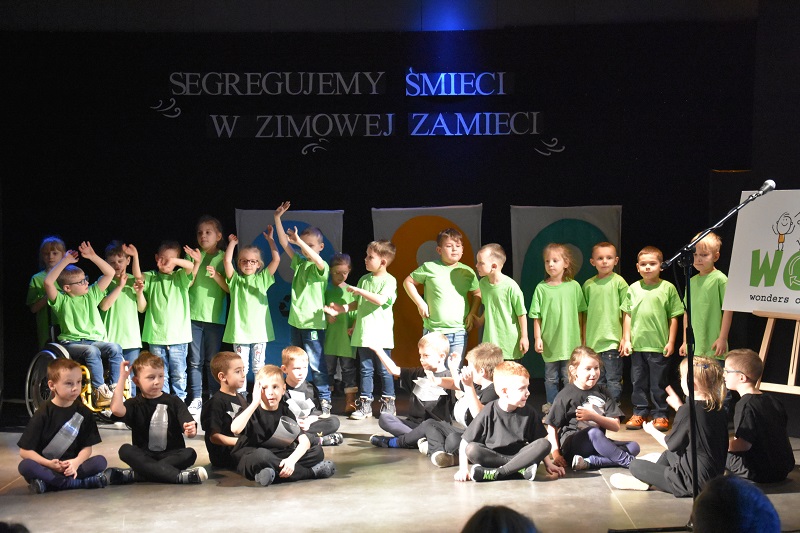 „Możesz dbać o cały świat, chociaż masz niewiele lat”. Międzynarodowy pokaz mody