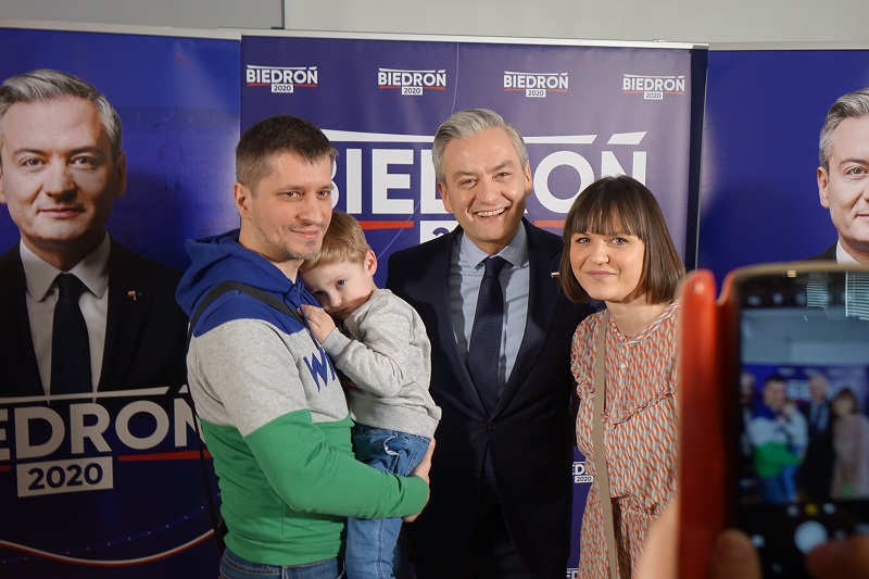 Robert Biedroń do mieszkańców: „Ojciec Rydzyk wygrywa z Koninem! Taka jest dzisiaj niesprawiedliwa Polska”