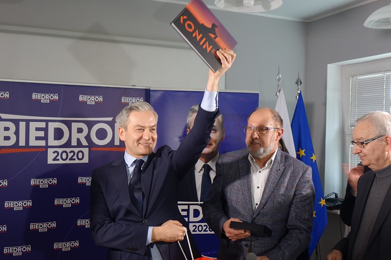 Robert Biedroń do mieszkańców: „Ojciec Rydzyk wygrywa z Koninem! Taka jest dzisiaj niesprawiedliwa Polska”