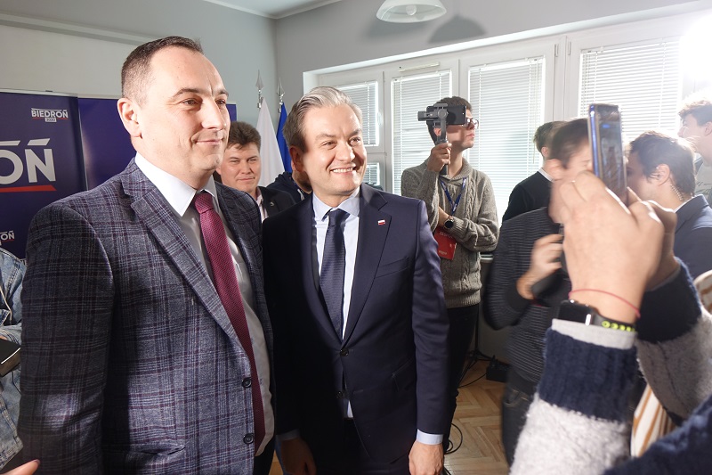 Robert Biedroń do mieszkańców: „Ojciec Rydzyk wygrywa z Koninem! Taka jest dzisiaj niesprawiedliwa Polska”