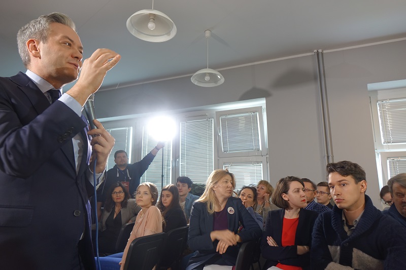 Robert Biedroń do mieszkańców: „Ojciec Rydzyk wygrywa z Koninem! Taka jest dzisiaj niesprawiedliwa Polska”