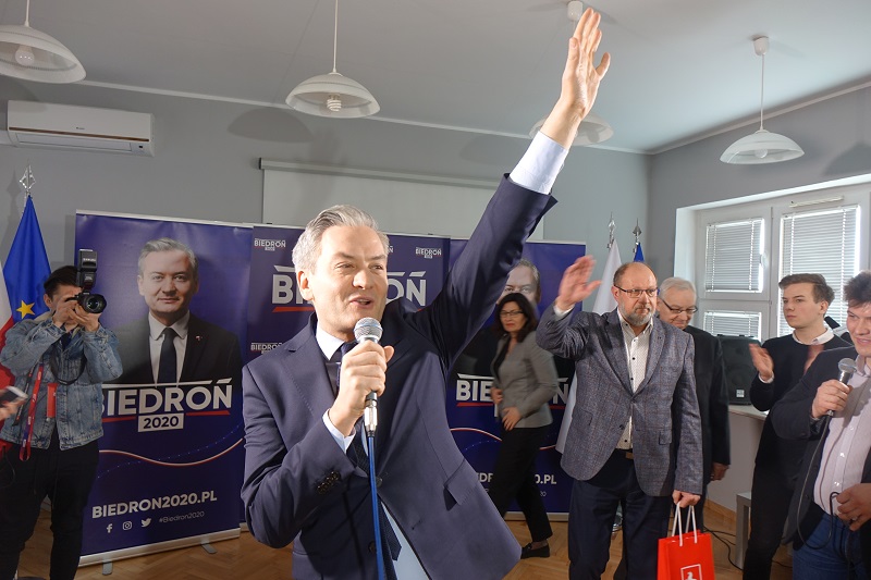 Robert Biedroń do mieszkańców: „Ojciec Rydzyk wygrywa z Koninem! Taka jest dzisiaj niesprawiedliwa Polska”