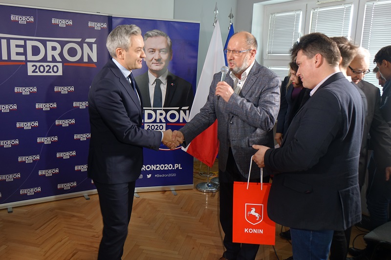 Robert Biedroń do mieszkańców: „Ojciec Rydzyk wygrywa z Koninem! Taka jest dzisiaj niesprawiedliwa Polska”