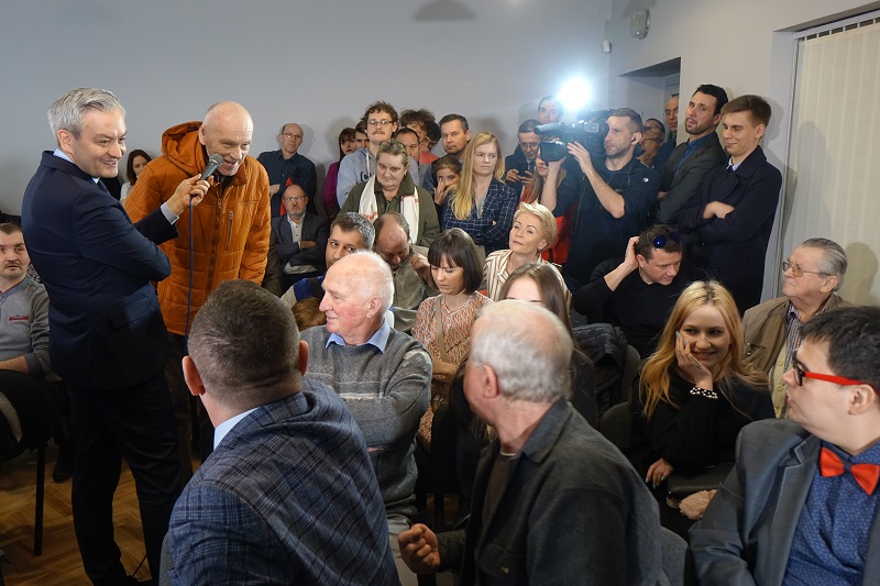 Robert Biedroń do mieszkańców: „Ojciec Rydzyk wygrywa z Koninem! Taka jest dzisiaj niesprawiedliwa Polska”
