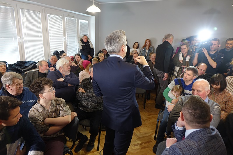 Robert Biedroń do mieszkańców: „Ojciec Rydzyk wygrywa z Koninem! Taka jest dzisiaj niesprawiedliwa Polska”