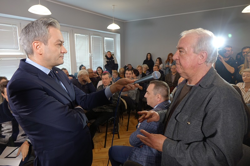 Robert Biedroń do mieszkańców: „Ojciec Rydzyk wygrywa z Koninem! Taka jest dzisiaj niesprawiedliwa Polska”