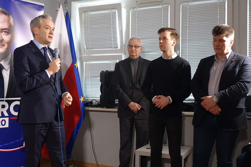 Robert Biedroń do mieszkańców: „Ojciec Rydzyk wygrywa z Koninem! Taka jest dzisiaj niesprawiedliwa Polska”