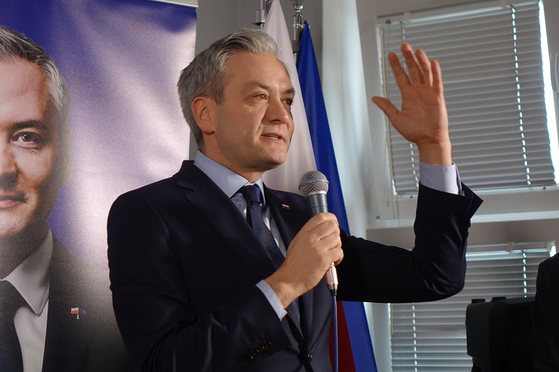 Robert Biedroń do mieszkańców: „Ojciec Rydzyk wygrywa z Koninem! Taka jest dzisiaj niesprawiedliwa Polska”