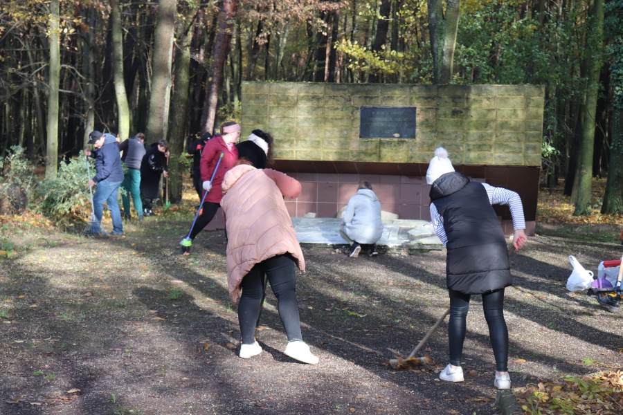 Założyli rękawiczki, chwycili za ścierki i grabie. Studenci posprzątali groby